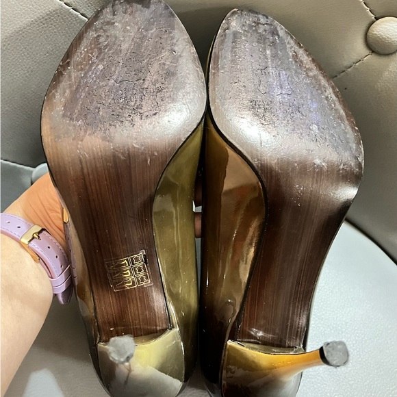 Stuart Weitzman dual-contrast color patent leather pumps - Picture 4 of 5